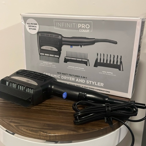 Conair
1875 watt textured 3-in-1 ceramic dryer and styler, Hair Dryer - Picture 1 of 4